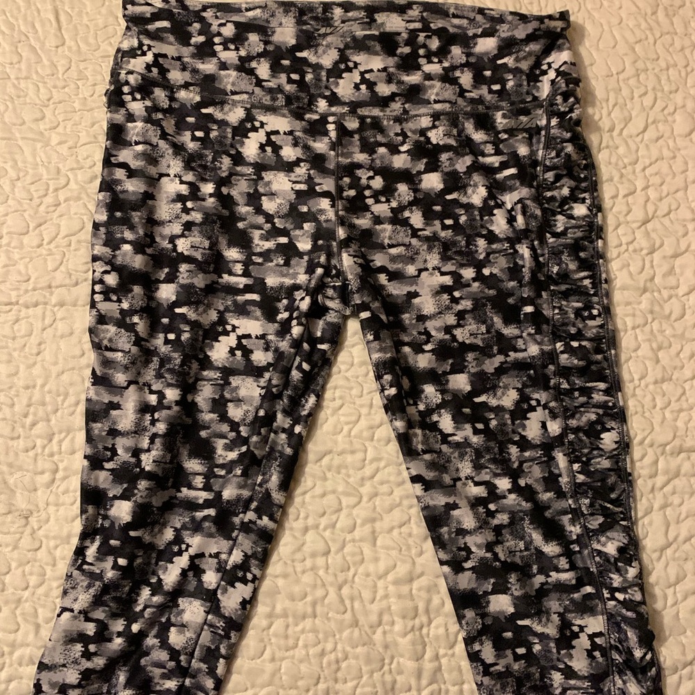 AVIA Large Cropped Leggings